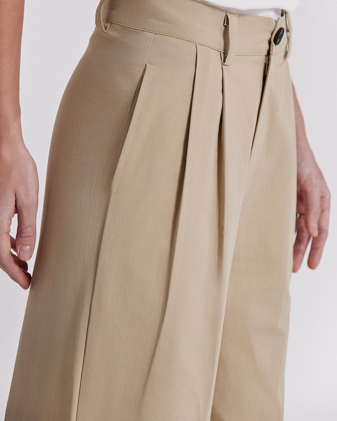 PANTALÓN ANCHO BEIGE CON BOLSILLOS TRASEROS