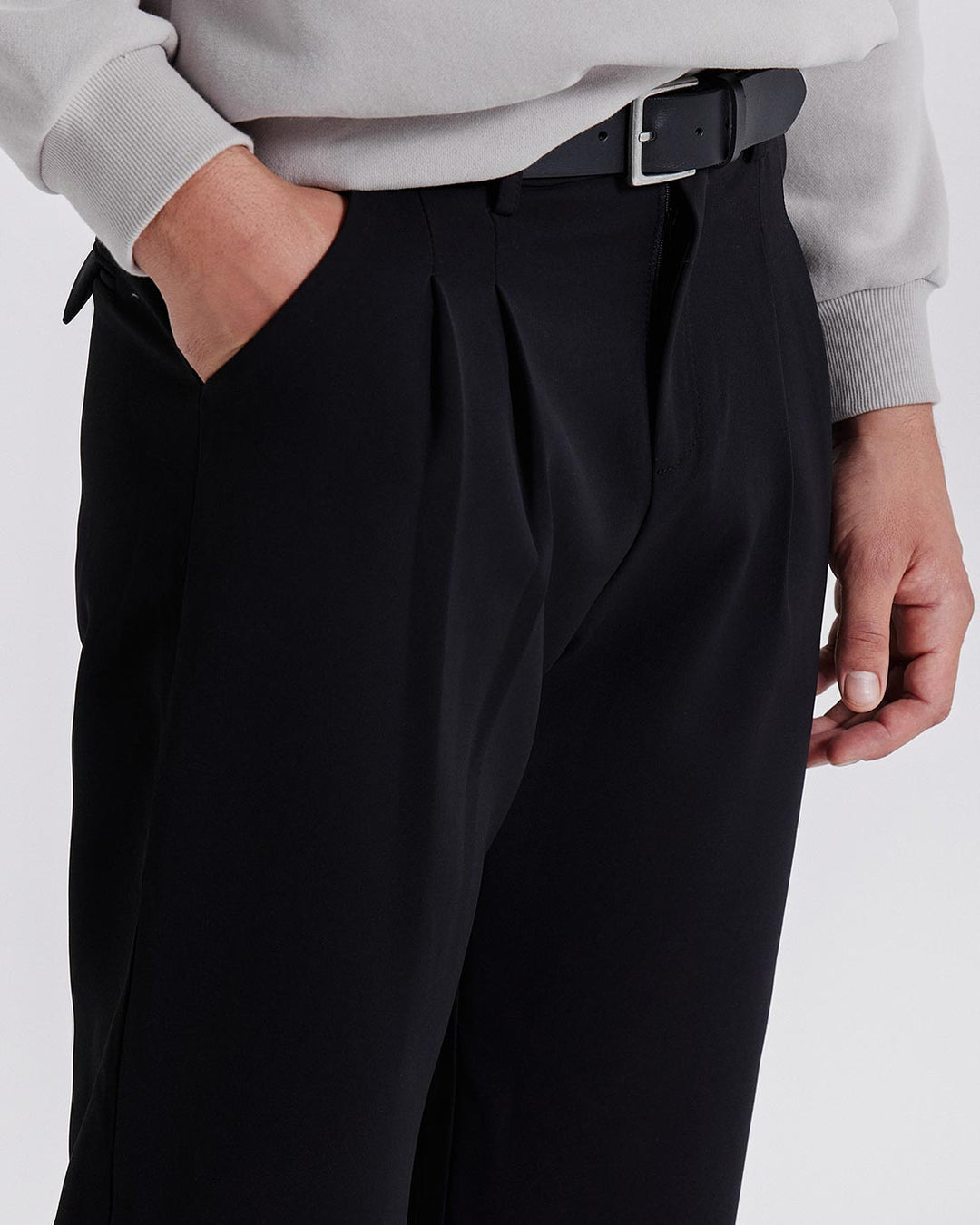 PANTALÓN ANCHO NEGRO CON BOLSILLOS TRASEROS